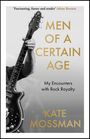 „Men of a Certain Age“, „My Encounters with Rock Royalty“, Kate Mossman. Schwarz-weiß Foto: Mann mit Gitarre.