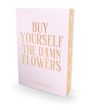 "Buy Yourself the Damn Flowers" in goldener Schrift, darunter "Tam Kaur". Hellrosa Buchcover mit floralen Mustern am Buchrand.