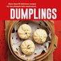 „Mehr als 65 köstliche Rezepte für den ultimativen Snack: DUMPLINGS.“ Drei Dumplings in einem Bambusdämpfer.