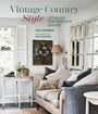 "Vintage Country Style" in großen Buchstaben. Helles Wohnzimmer mit Sofa, Kissen, antiken Möbeln, Gemälde und Fenstern.
