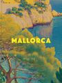 Text: "MALLORCA". Illustration mit Klippen, Pinien und blauem Wasser im mediterranen Stil.