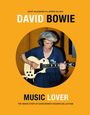 Geoff MacCormack & Jérôme Soligny, David Bowie, Music Lover. David Bowie spielt Gitarre und trägt Kopfhörer.