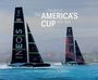 "The Story of The America’s Cup 1851-2024." Illustration mit zwei Segelbooten auf dem Wasser vor einer städtischen Kulisse.