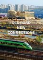Text: Altmodische Straße, neue Verbindungen. China baut eine andere Welt. Reise von Liu Heung Shing. Ein grüner Zug vor antiken Ruinen und modernen Gebäuden.