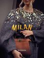 Texte: "MILAN" in groß, "IN FASHION" auf einer Tasche. Frau in glitzerndem Mantel mit brauner Tasche.