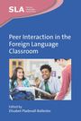 Titel: Peer Interaction in the Foreign Language Classroom. Drei Schüler lachen und arbeiten zusammen an einem Tisch.
