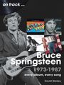 Buchcover mit "on track", "Bruce Springsteen 1973-1987", "every album, every song", "David Starkey". Schwarz-Weiß-Fotografie.