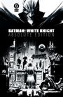 BATMAN: WHITE KNIGHT ABSOLUTE EDITION oben. 

Eine düstere Illustration mit Batman- und Joker-Motiven sowie einem Schreibtisch voller Comics.