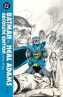 "BATMAN BY NEAL ADAMS ABSOLUTE EDITION 1970-1996". Batman kniet schreiend über einer Person. Dramatische Zeichnung.