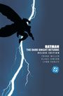 BATMAN THE DARK KNIGHT RETURNS DELUXE EDITION. Ein schwarzer Schatten vor einem blauen Hintergrund mit Blitz.