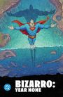 Text: "BIZARRO: YEAR NONE". Eine Figur im Superman-Anzug steht im Wasser mit erhobenen Armen, das Spiegelbild zeigt eine andere Gestalt.
