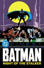 "DC FINEST BATMAN: NIGHT OF THE STALKER" steht unten. Eine Illustration zeigt Batman vor einem großen gelben Mond.