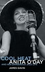 "COOL HEAT: ANITA O'DAY AND HER DANGEROUS JAZZ LIFE. JAMES GAVIN." Eine Frau singt in ein Retro-Mikrofon, trägt einen großen Hut.