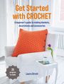 „Get Started with CROCHET“ in orange, Anleitung für Häkelprojekte. Weißer Sessel mit orangenem Kissen, Tulpe im Glas.
