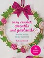 Aufschrift: "easy crochet: wreaths and garlands". Ein Häkelkranz mit grünen Blättern und bunten Kugeln, verziert mit Schleife.