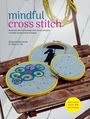 „Mindful cross stitch, embrace slow stitching with these modern counted cross-stitch designs.“ Drei Stickrahmen mit bunten Mustern.