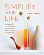 "Simplify Your Life. Mary Lambert. Downsize to 100 items & discover the joy of letting go." Weiße Vase, orange Vase, Holzfigur.