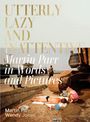 "UTTERLY LAZY AND INATTENTIVE. Martin Parr in Words and Pictures. Martin Parr, Wendy Jones." Ein Strand mit entspannter Szene.