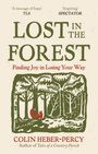 „LOST IN THE FOREST“, Illustration von Bäumen mit einem roten Eichhörnchen, Autor: Colin Heber-Percy.