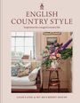 "ENGLISH COUNTRY STYLE" oben, "Inspiration for a magical country life" darunter. Gemütliches Wohnzimmer mit Blumenstrauß.