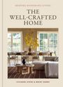 "Bespoke Handmade Living. The Well-Crafted Home. Vivienne Ayers & Brent Darby." Innenraum mit Tisch und Herbstdekoration.