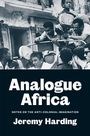 "Analogue Africa: Notes on the Anti-Colonial Imagination" von Jeremy Harding. Schwarz-Weiß-Foto von Menschen in einer Szene.