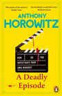 „A Deadly Episode“ von Anthony Horowitz, gelber Hintergrund, Filmklappe mit Blut, Pinguin-Logo unten.