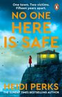 Text: "One town. Two victims. Fifteen years apart. NO ONE HERE IS SAFE." Eine Frau in Rot steht vor einem beleuchteten Haus auf einem Felsen.