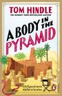 Titel: "A Body in the Pyramid". Im Hintergrund Illustrationen von Palmen und ägyptischen Tempelstrukturen.