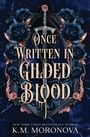 „Once Written in Gilded Blood“ von K.M. Moronova. Ein Schwert zentriert, umgeben von blauen Rosen und verschnörkelten Mustern.