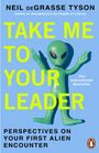 „TAKE ME TO YOUR LEADER“ steht groß über einem grünen Alien mit großen Augen auf blauem Hintergrund.