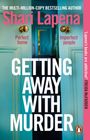 „Getting Away With Murder“ von Shari Lapena. Ein offener Türspalt zeigt einen beleuchteten Raum dahinter.