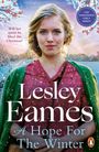 Text: "Will her spirits be lifted this Christmas? Lesley Eames, A Hope For The Winter. THE NEWSPAPER GIRLS SERIES." Junge Frau im Winter.