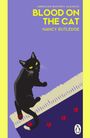 "AMERICAN MYSTERY CLASSICS. BLOOD ON THE CAT. NANCY RUTLEDGE." Eine schwarze Katze mit leuchtend gelben Augen hinterlässt rote Pfotenabdrücke.