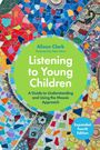 Listening to Young Children, Alison Clark. Bunter Mosaikhintergrund in leuchtenden Farben mit Muscheln und Steinen.