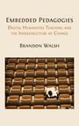 „Embedded Pedagogies: Digital Humanities Teaching and the Infrastructure of Change“ von Brandon Walsh. Ein Mensch sitzt allein in einem Hörsaal.