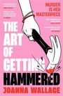 Texte: "Murder is Her Masterpiece", "The Art of Getting Hammered", "Joanna Wallace". Illustration: Hand hält Hammer mit Blut.