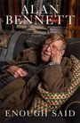 Text: „ALAN BENNETT ENOUGH SAID“. Ein älterer Mann sitzt in einem Sessel, lächelt, umgeben von Büchern.