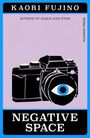 "NEGATIVE SPACE", "KAORI FUJINO", "AUTHOR OF NAILS AND EYES", "PUSHKIN PRESS". Illustration einer Kamera mit einem blauen Auge.