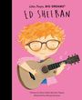 Illustration: Ein Kind mit lockigem, rotem Haar und Brille spielt Gitarre auf rosa Hintergrund.