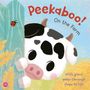 „Peekaboo! On the Farm“ in roten und schwarzen Buchstaben. Illustration einer Kuh, die hinter einem Zaun hervorschaut.