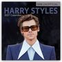 "100% UNOFFICIAL. HARRY STYLES 2027 Calendar." Ein Mann in einem blauen Anzug mit breitem Kragen und großer Sonnenbrille.