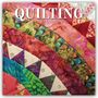 Text: "QUILTING 2027 Calendar". Buntes Quiltmuster mit vielen farbenfrohen Stoffstreifen in Kurvenform.