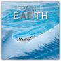 Text: "FRAGILE EARTH 2027 Calendar." Zu sehen ist eine Gruppe Pinguine auf einer eisigen blauen Schneeformation.