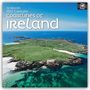 „16-Month 2027 Calendar, coastlines of Ireland“. Luftaufnahme einer irischen Küste mit grünem Land und blauem Meer.