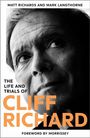"The Life and Trials of Cliff Richard" steht vor einem nachdenklich blickenden Mann, schwarz-weiße Fotografie.