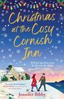 "Christmas at the Cosy Cornish Inn." Paar spaziert im Schnee vor einem Gasthaus, winterliche Dekorationen und Lichter.