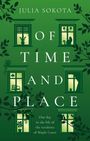 "JULIA SOKOTA, OF TIME AND PLACE. One day in the life of the residents of Maple Court." Silhouetten von Fenstern auf grünem Hintergrund.