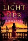 „The Light in Her – Inspired by true events. Reem Kadry.“ Frau steht auf Terrasse, vor Fluss mit Segelboot, Sonnenuntergang.