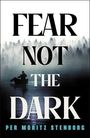 "FEAR NOT THE DARK" von Per Moritz Stenborg. Schattenhafte Silhouette eines Bootsfahrers vor nebligem Wald.